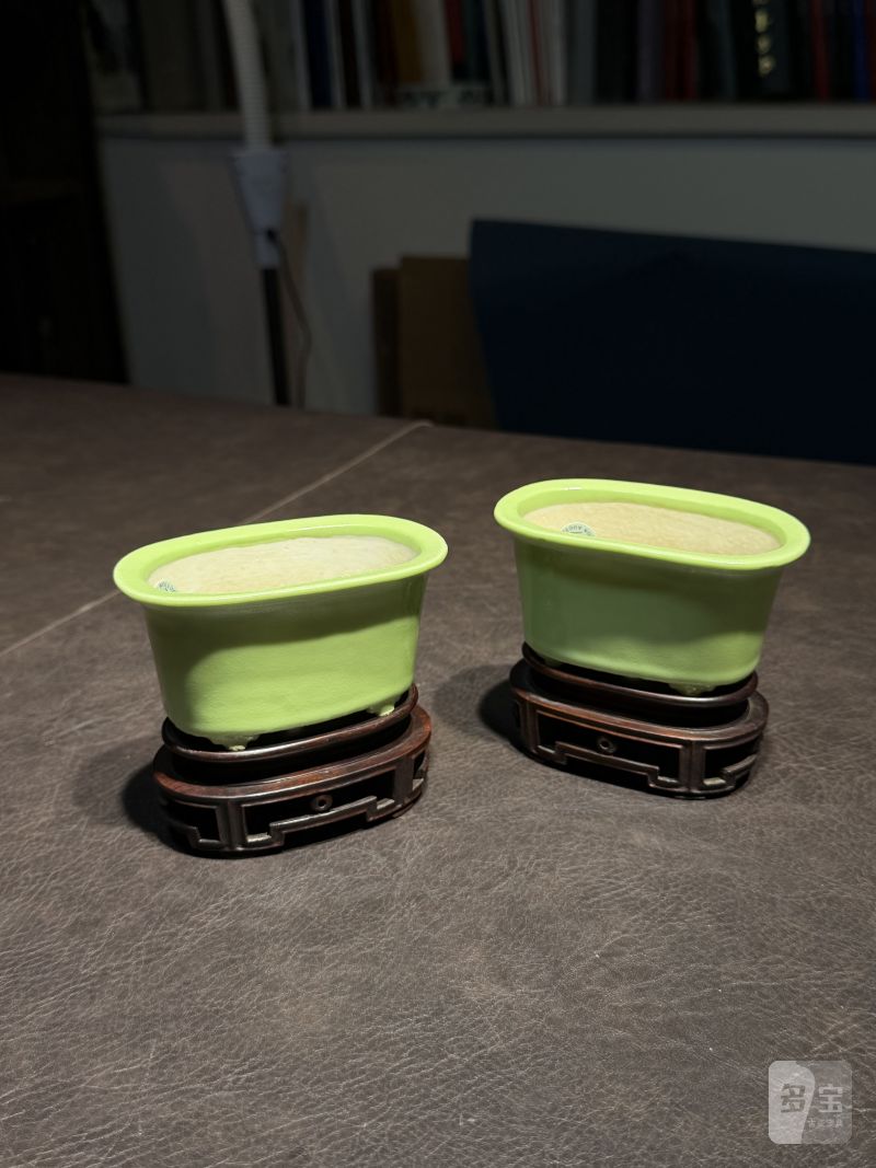 十八世纪 秋葵绿釉菖蒲盆一对（原配红木底座） - 图3